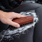 alt="Почистване на кожена седалка с четка с конски косъм"