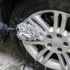 alt="Почистване на джанта с микрофибърна четка WHEEL BRUSH"