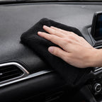 alt="Полиране на автомобилно табло с микрофибърна къпра CLEAN TOWEL"