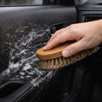 alt="Почистване на автомобилна врата с HORSEHAIR BRUSH"