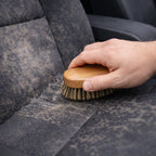 alt="Разнасяне на препарат TEXTILE CLEAN с четка HORSEHAIR BRUSH"